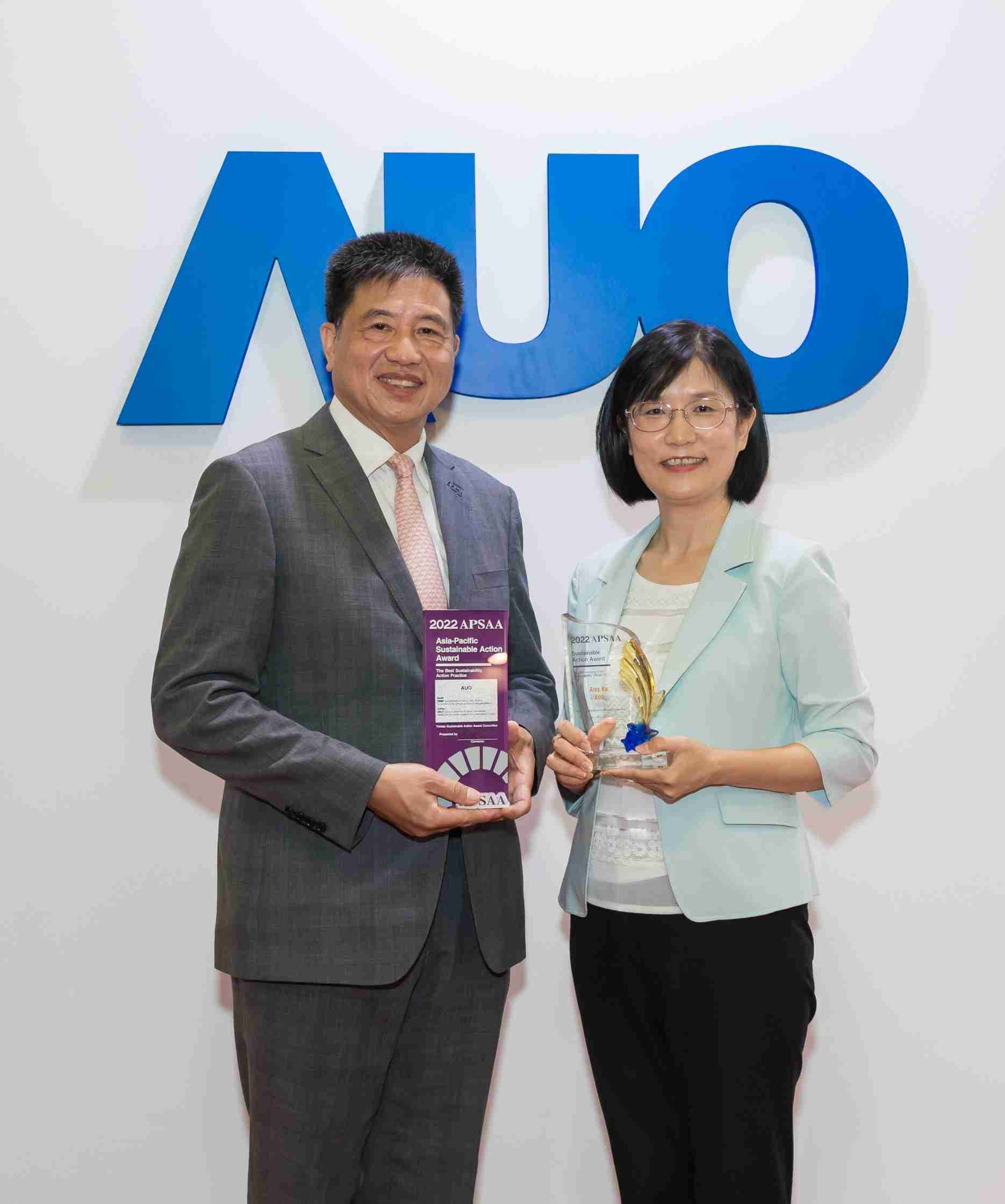 NG大舞台长期垫筑永续远景的基石，，透过ESG暨气候委员会逐步实践永续策略蓝图。。其中，，，，NG大舞台光电永续长古秀华带领团队、、制定中长期目标，，，缔造多面向亮眼表现，，获得「顶尖永续长奖」的个人奖殊荣（左：NG大舞台光电董事长暨执行长彭双浪，，右：NG大舞台光电永续长古秀华）