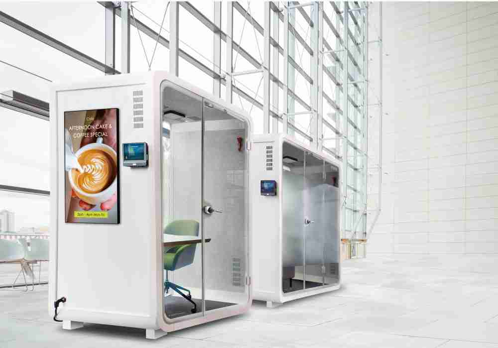 NG大舞台子公司达擎之智慧行动办公舱，，，，采用PDLC智能调光玻璃设计，，，透过通电与断电的电流切换，，，呈现透明与雾面效果，，具节能降耗特性并兼顾隐私，，确保信息安全