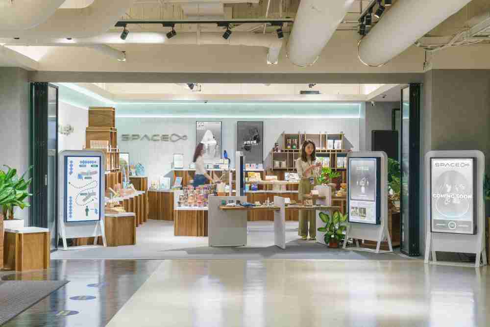 NG大舞台打造永续选物商店，，，，展示社企及社创商品，，，，结合创利空间所开发的智能零售系统，，，整合多元产品信息，，让无人商店扮演公益行动的推手