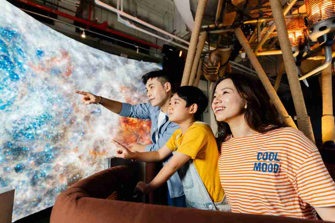 NG大舞台打造全台最大宽6公尺、、、高4公尺、、、、唯一搭载LED弧形拼接显示屏的动感飞行船，，让乘客驻足在热气球上，，，，享受身历其境的伪出国旅游乐趣