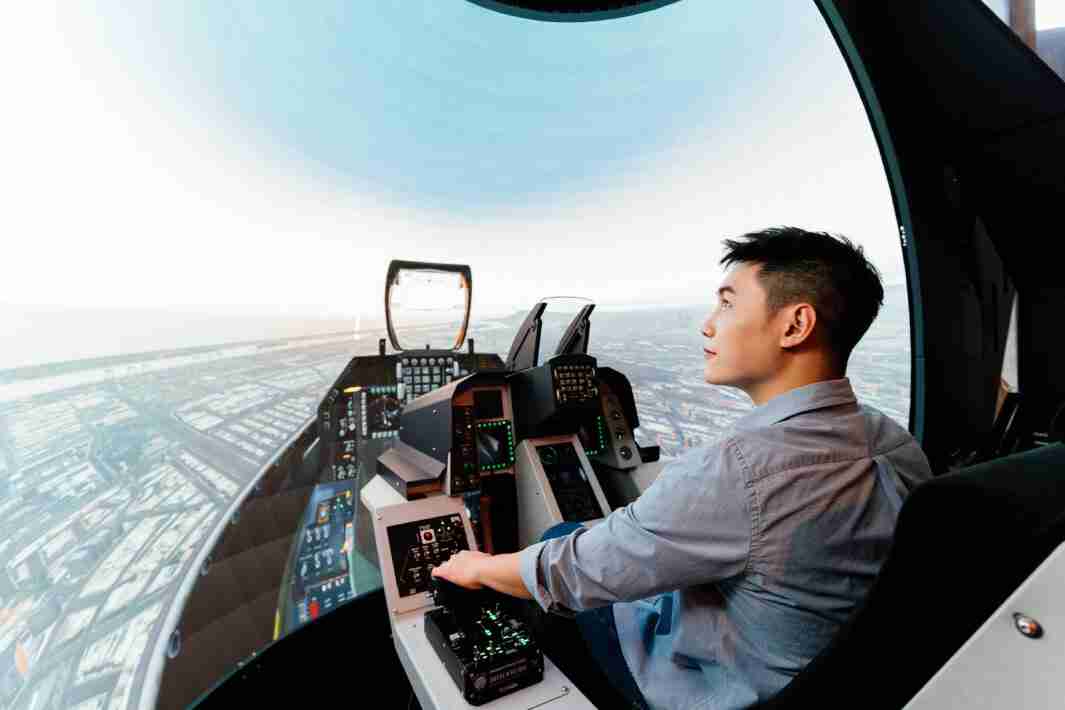 NG大舞台以P1.25小间距打造球形LED模拟舱，，搭配智崴的精密六轴动态座椅，，，结合NG大舞台专业影像调校技术，，，呈现拟真模拟飞行场景