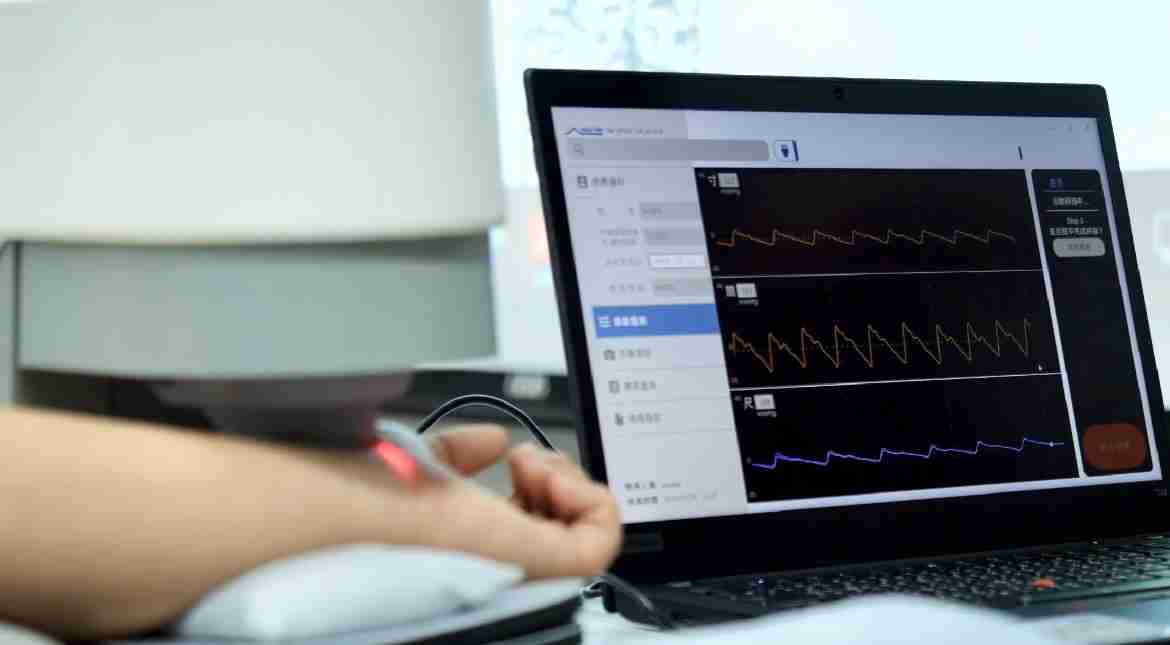 NG大舞台耘康以高解析与拟真的显示技术，，，，将其应用于中医检测，，，，提供“中医数位化检测方案”，，，，使传统中医检测结果数据化与可视化