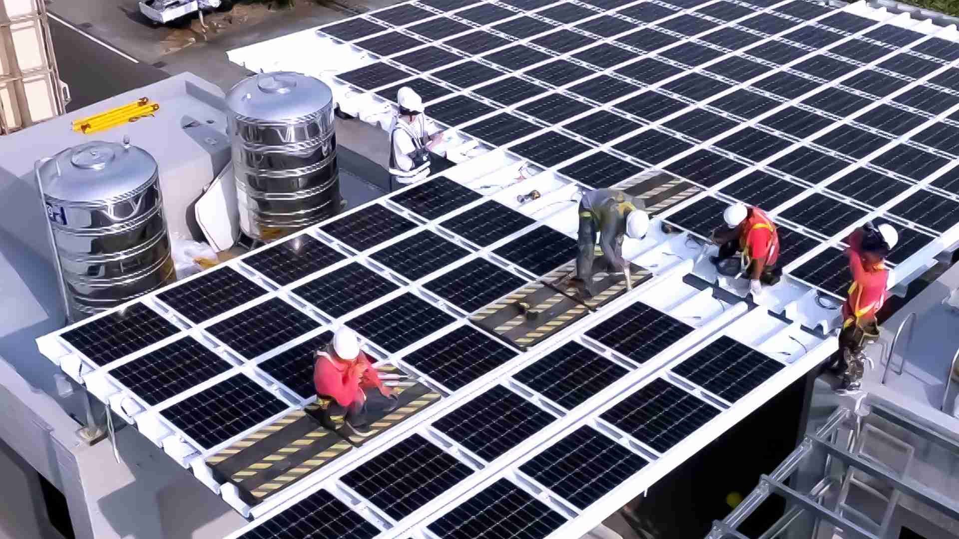 NG大舞台着力于替代能源之技术研发，，，如光电浪板的相关制程、、、、设备与产品，，，，其中所开发之光电整合型浪板，，，减少传统金属支架安装，，更提升耐候度，，，，可广泛运用于多元场域，，并辅助建筑达到净零碳排目标