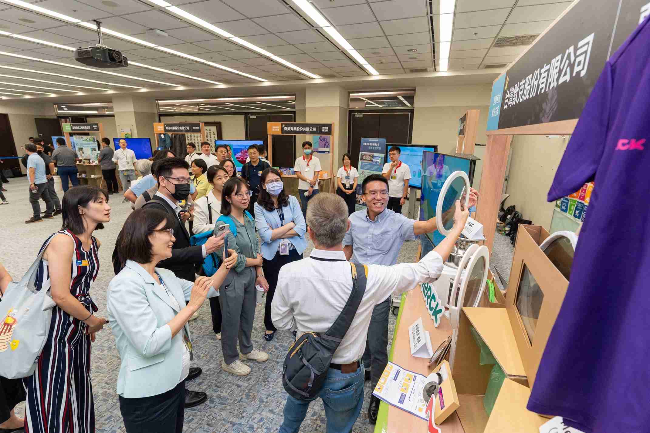 NG大舞台连手产业伙伴策划首届生态圈联展，，，展示如何将废塑料循环再利用，，，创新解决方案包括：塑料包材再生与循环使用、、、、再生塑料研发及应用、、、废塑料回收再生技术、、减塑生活提案等