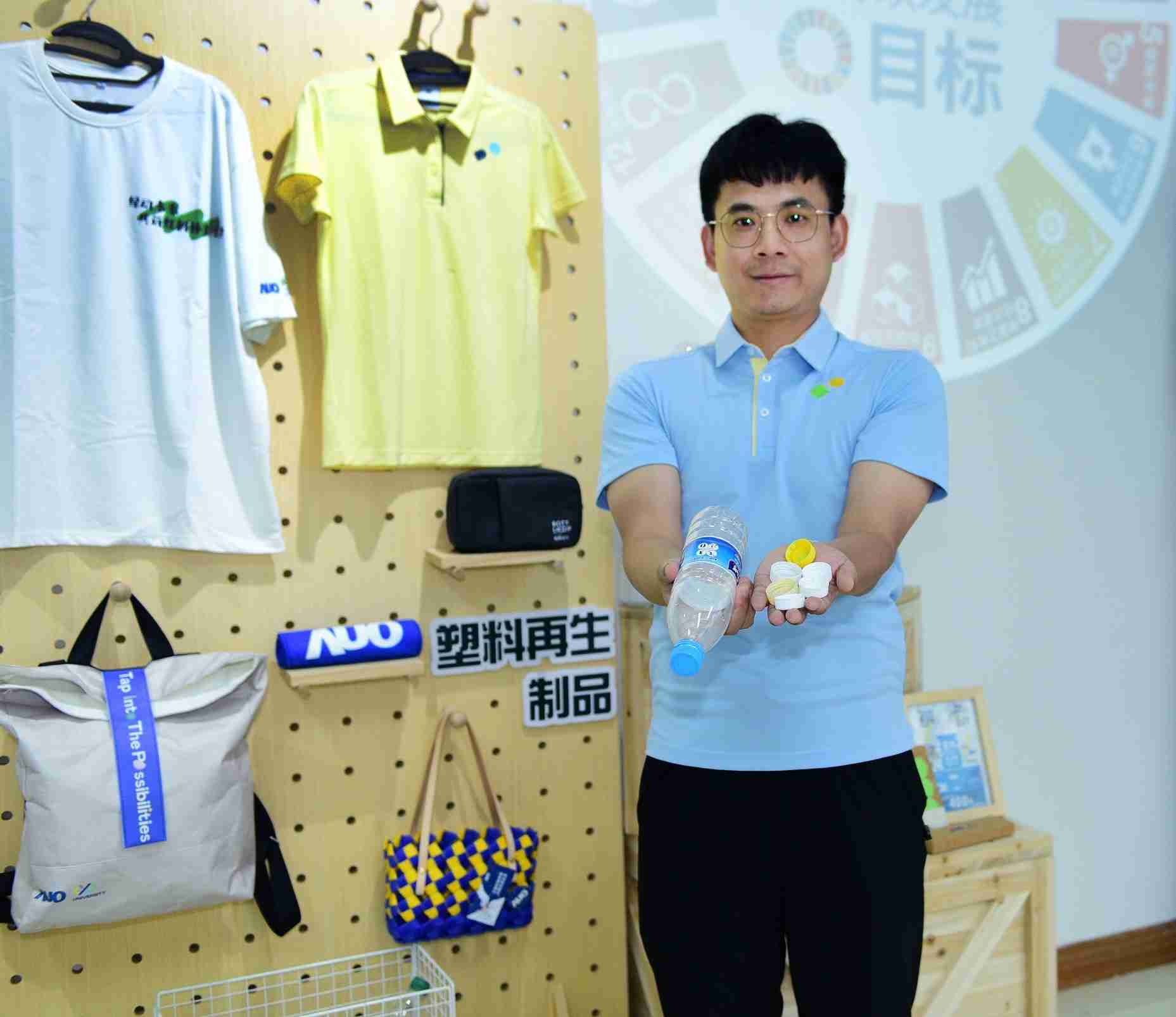 「2024智慧NG大舞台展」永续发展馆中，，，，展示NG大舞台厦门驱动永续发展之成果，，包含将厂内废弃物再制为实用物品，，，，将永续发展理念深植于员工生活日常实践