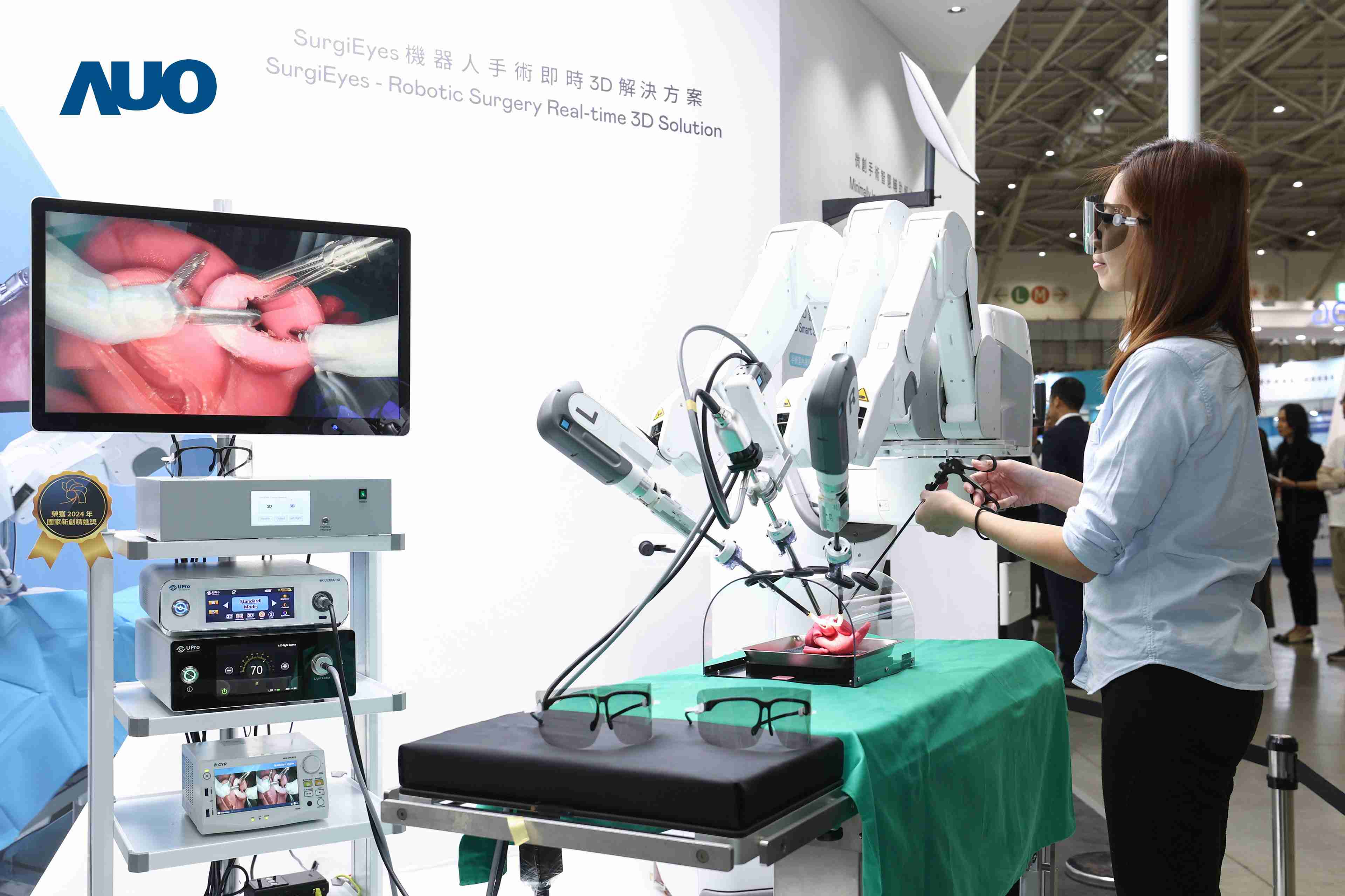 达擎以领先的3D显示技术推出〝SurgiEyes机器人手术实时3D解决方案〞，，整合先进3D图像处理与独家3D垂直宽视角、、、广色域的显示技术，，，手术团队可实时同步主刀医师视角看到清晰3D影像，，提升沟通效率与安全性。。